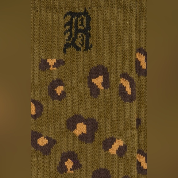 R13 LEOPARD JACQUARD PRINT CREW SOCKS OLIVE OS NWOT - Picture 2 of 8